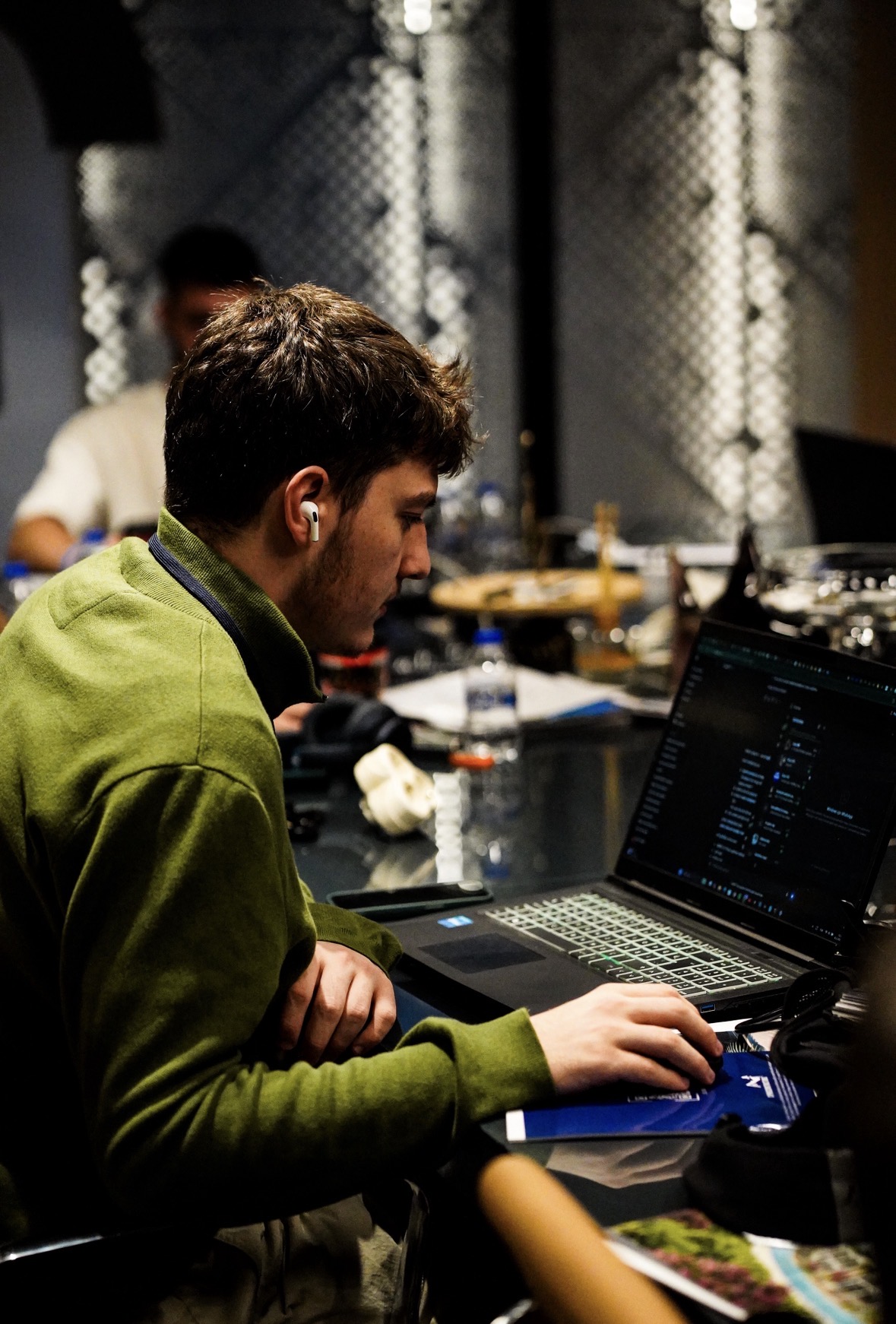 Emre Gündoğdu laptop başında çalışırken